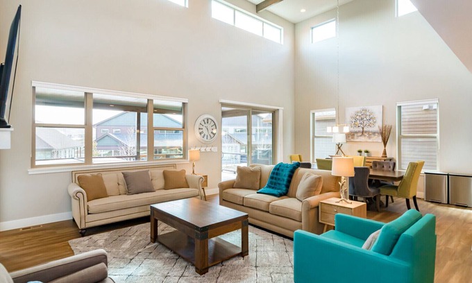 Grand Elk Ranch House | Brand New Luxury Mountain Home- Hot Tub, 3 King Beds, Bunk Beds, EVS car charger