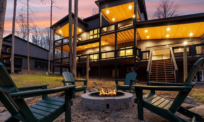Pittman Center Cabin | Brand New Modern Creekside Cabin 5-bdrm 5-Bath/Pool/HotTub