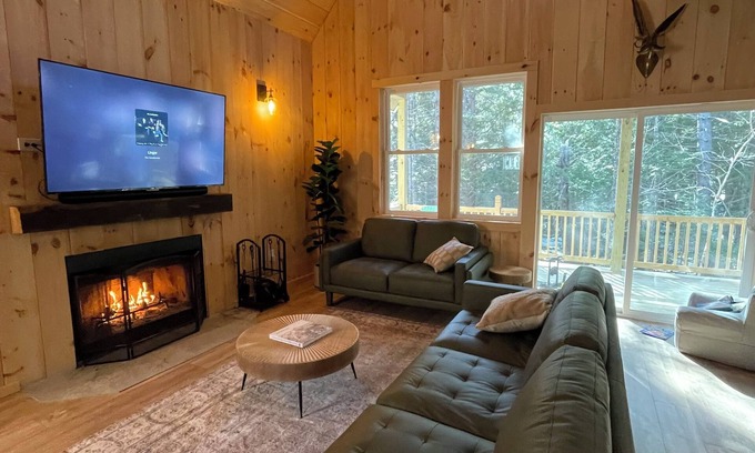 Wilmington Cabin | Brand NEW Modern VT Ski Cabin w/Vinyl Listening Loft - 8 min to Mount Snow!
