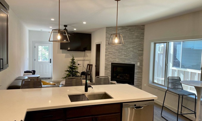 Truckee House | Brand New Truckee Townhome 5 Mins from Downtown