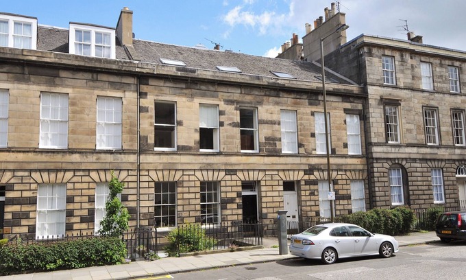 Bonnington Apartment | Brandon Street [331] is Charming apartment sleeping up to 4 guests in Edinburgh’s Georgian New town