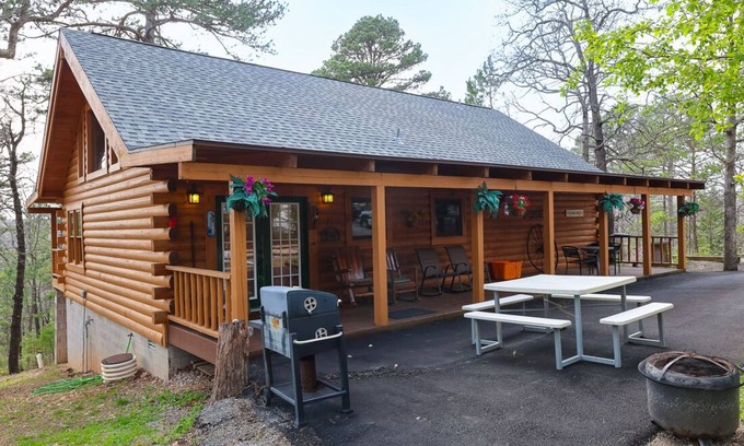 Blue Eye Cabin | Branson MO Log Cabin Private Porch Quiet Mtn. Forest View Above Lake, Handicap