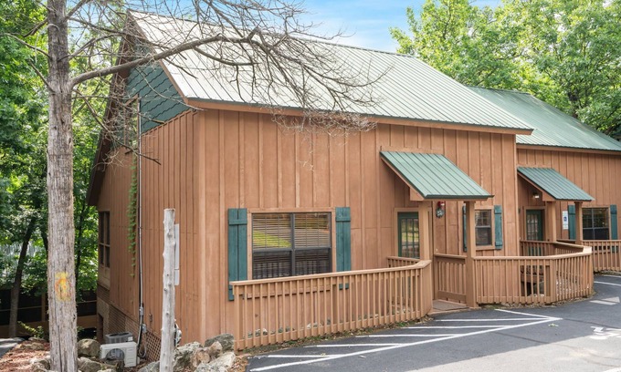 Branson Cabin | Branson Retreat | Handicap-Accessible Cabin | Dog Friendly | Near Attractions