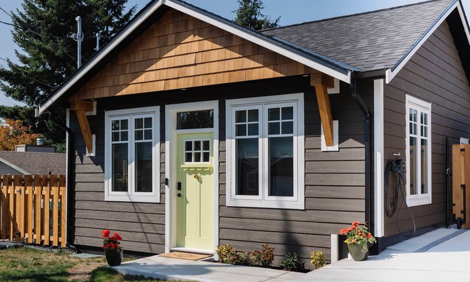 Campbell River House | Brass Apple Cottage | Stylish, New, A/C & Wi-Fi
