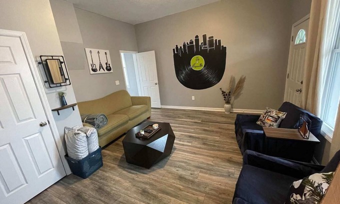 Paristown Pointe House | Breaking Records - Steps from Paristown Hall