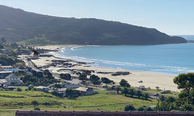 Ahipara House | "Breakview" - quiet, comfortable bach with a spa pool, for families and surfers.