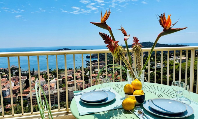 Villefranche-sur-Mer Apartment | Breathtaking sea view, studio with balcony and parking in magnificent estate