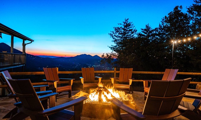Gatlinburg - Pigeon Forge Cabin | Breathtaking Mountain Views, Propane Fire Pit, Minutes to Nat’l Park.