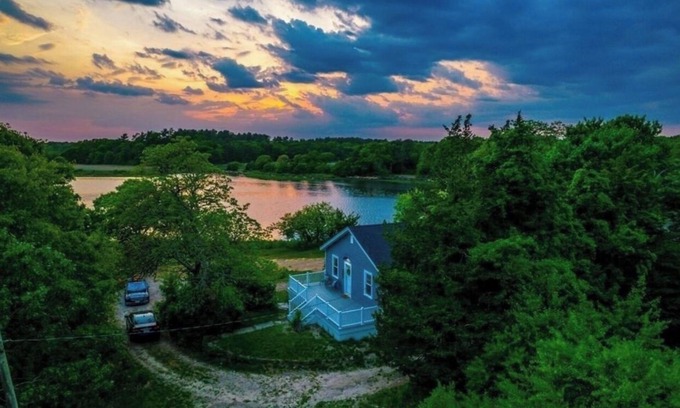 Wareham House | Breathtaking riverfront pet-friendly hideaway near beaches & downtown