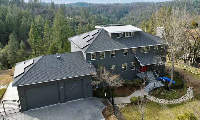 Colfax House | Breathtaking Sierra Foothills Sunset Views w/hot tub, volleyball, and EV charger