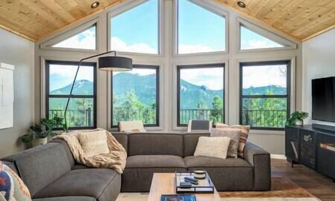 Black Hawk Ski Chalet | Breathtaking Views, Peaceful Luxe Chalet w/Hot Tub
