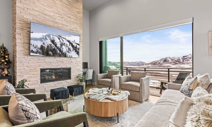 Hideout House | Breathtaking Views~Fireplace~Chic~New