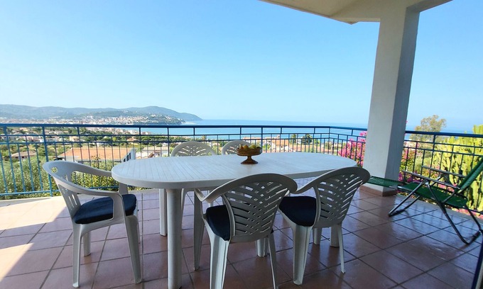 Agropoli Villa | Breathtaking views of the Gulf of Agropoli with a view all the way to the island of Capri.