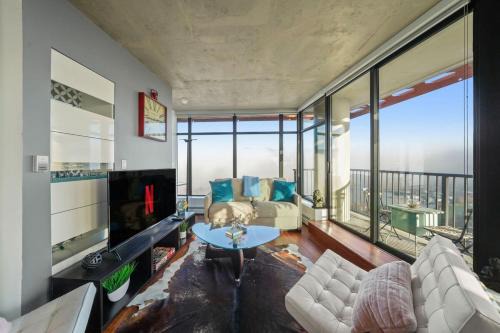 Gastown Apartment | Breathtaking Water Views Downtown with Free Parking