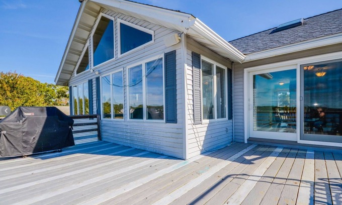 Marion Center House | Breathtaking waterfront sunsets, 100% privacy and seclusion, kayak and swim