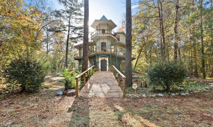 Folsom House | Breathtaking, Wooded River Retreat " Isle Of View"