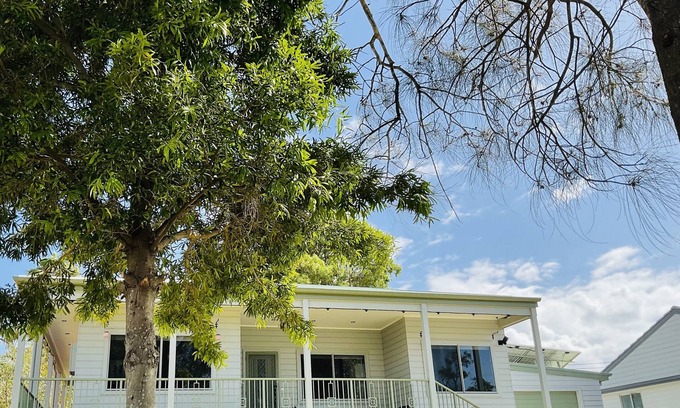 Buff Point House | Breathtakingly Charming Cottage With Water Views