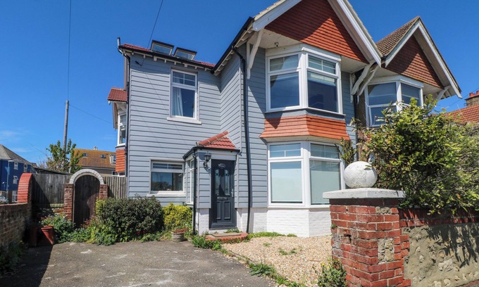 Bognor Regis House | BREEZE, pet friendly, country holiday cottage in Bognor Regis