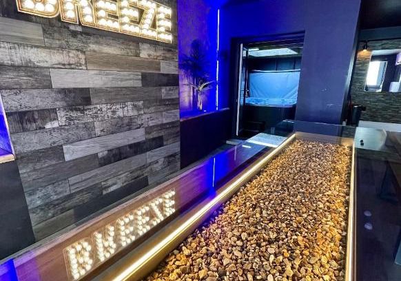 Blackpool Town Center House | BREEZE SUITES - LUXURY GROUP ACCOM - SLEEPS 19