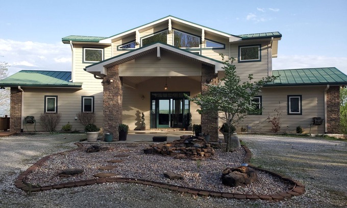 Lost Bridge Village House | BREEZY & LUCKY'S: Lakeview Home & Cottage on 5 Acres! Close to Marina.