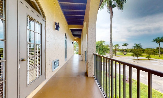 Naples House | Breezy studio with game room, heated pool, tennis, restaurant, BBQ area, gym