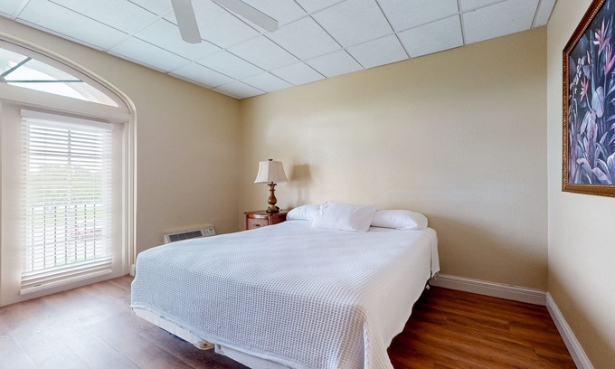 Naples House | Breezy studio with game room, heated pool, restaurant, tennis, BBQ, gym, W/D, AC