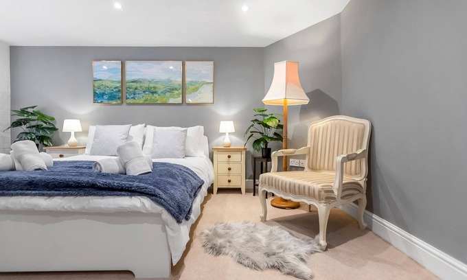 Norwich Apartment | Brewery View | Central| Close to restaurants | 2 Bed | Stylish Apt | Lift | Unique