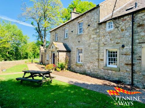 Haltwhistle House | Bridge End House - Country House & Private River Bank
