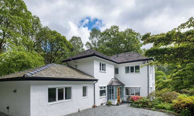 Skelwith Bridge Cottage | BRIDGE HOWE, luxury holiday cottage, with a garden in Ambleside