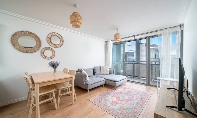 East Acton Apartment | Bright 2-Bed Apartment in North Acton