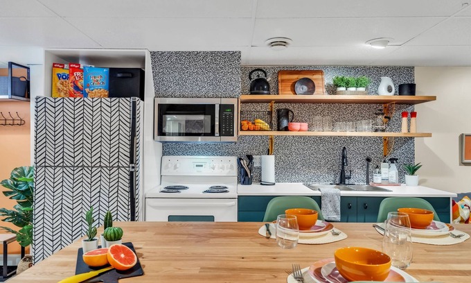 Ottawa Division House | Bright 2-Bedroom Suite | 8 Mins to DT | Newly Furnished & Cozy!