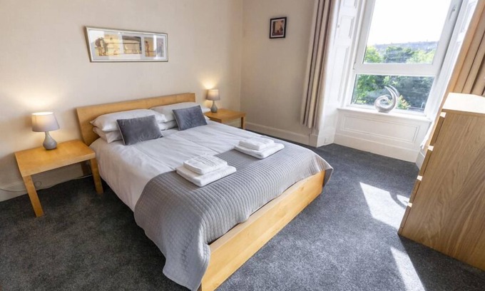 Glenisla Apartment | ☆ Bright, 2 Bedroom West End Apartment ☆