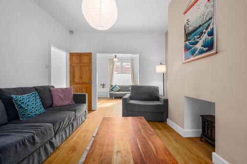 Levenshulme Apartment | Bright 2BD Home - 10 mins to Central Manchester