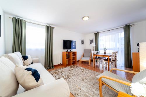 Chiswick Apartment | Bright 2BR flat off trendy Chiswick High Road