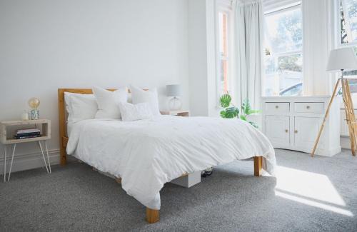 Boscombe Apartment | Bright 3 Bed Beach Escape with Garden and Parking - Two Bathrooms - WiFi - Close to Town and Beach!