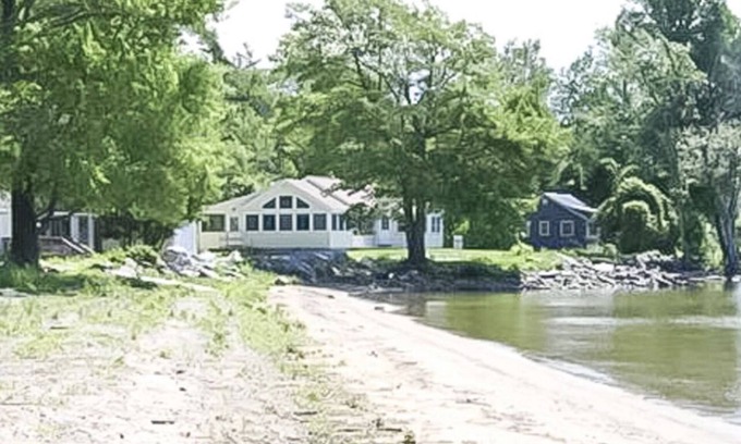 North Hero Cottage | Bright 3 Bedroom Lake Cottage with dock!