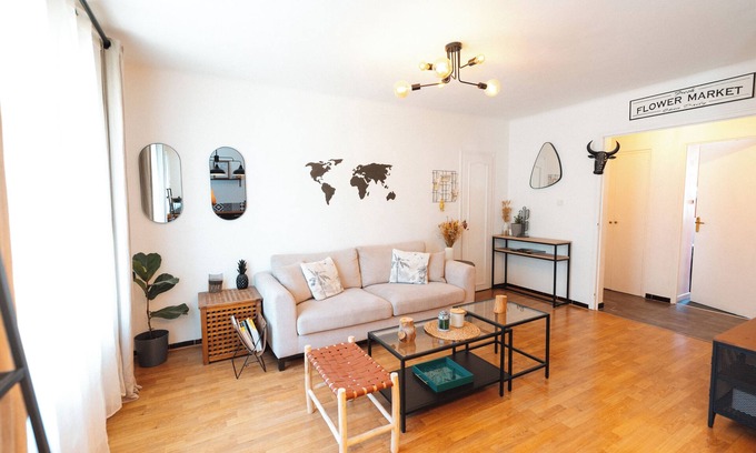 Le Camas Apartment | Bright 4-person apartment close to town center