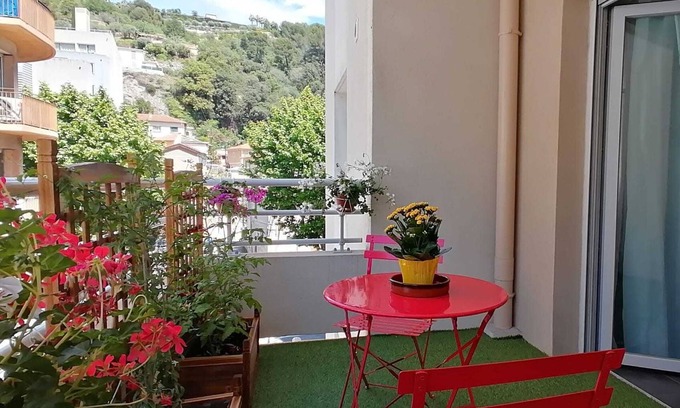 La Madeleine Apartment | Bright 45m² in a lively area