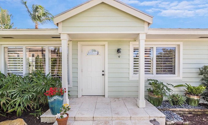 Juno Beach House | Bright & Airy Luxury Cottage on Juno Beach