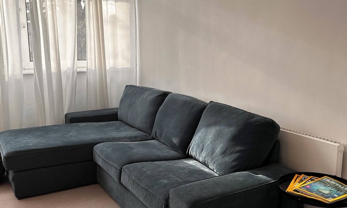 Kew Apartment | Bright and airy 2 bed flat in Kew Gardens. 5 min walk to Botanical Gardens.