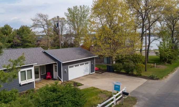 Holland Cottage | Bright and Airy Cottage walking distance to Holland State Park