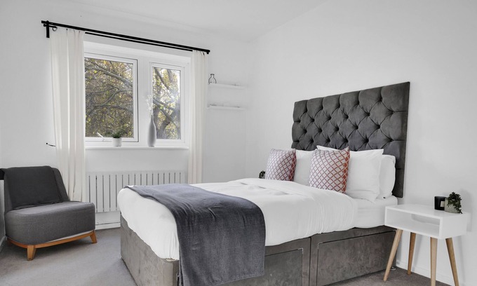 Livesey Apartment | Bright and Cozy Peckham Apartments by London Bridge