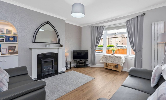 West Pilton House | Bright and modern 2 bed flat with parking and a garden you can relax in