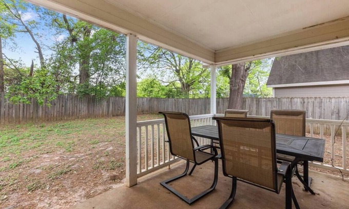Warner Robins House | Bright and Open 3 bedroom with King Bed, Privacy Fenced Yard and Fast Wifi