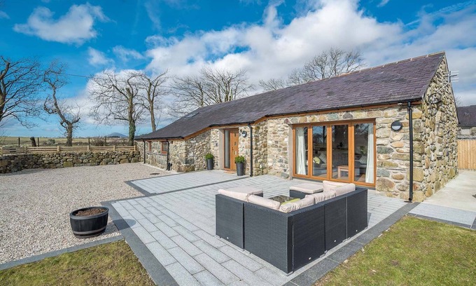 Garndolbenmaen Cottage | Bright and Spacious Holiday Cottage in Rural Setting | Hafod-Llecheiddior