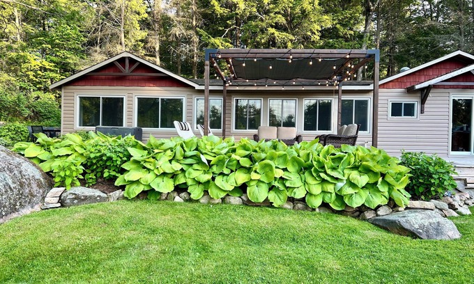 Selwyn Cottage | Bright and spacious lakeside cottage with firepit, hot tub and AC on Stoney Lake