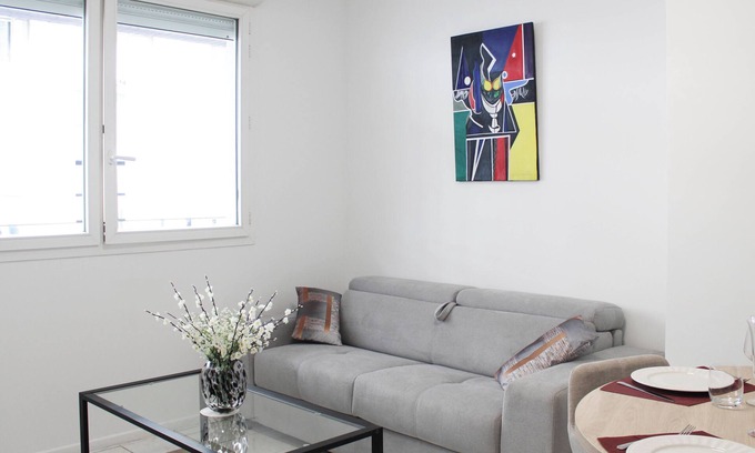 Les Puces de Saint-Ouen Apartment | Bright apartment near Paris Montmartre