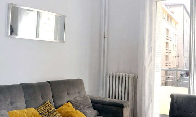 Les Grands Carmes Apartment | Bright apartment — close to city centre