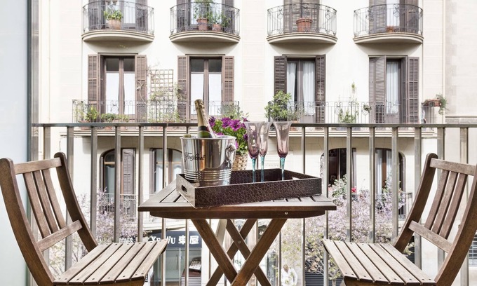 Sant Gervasi Apartment | Bright apartment for 4 in city center with Balcony