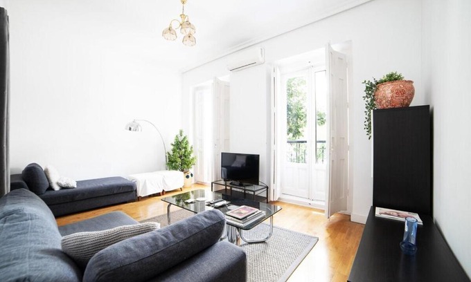 Chamberi Apartment | Bright apartment in Historical City Center